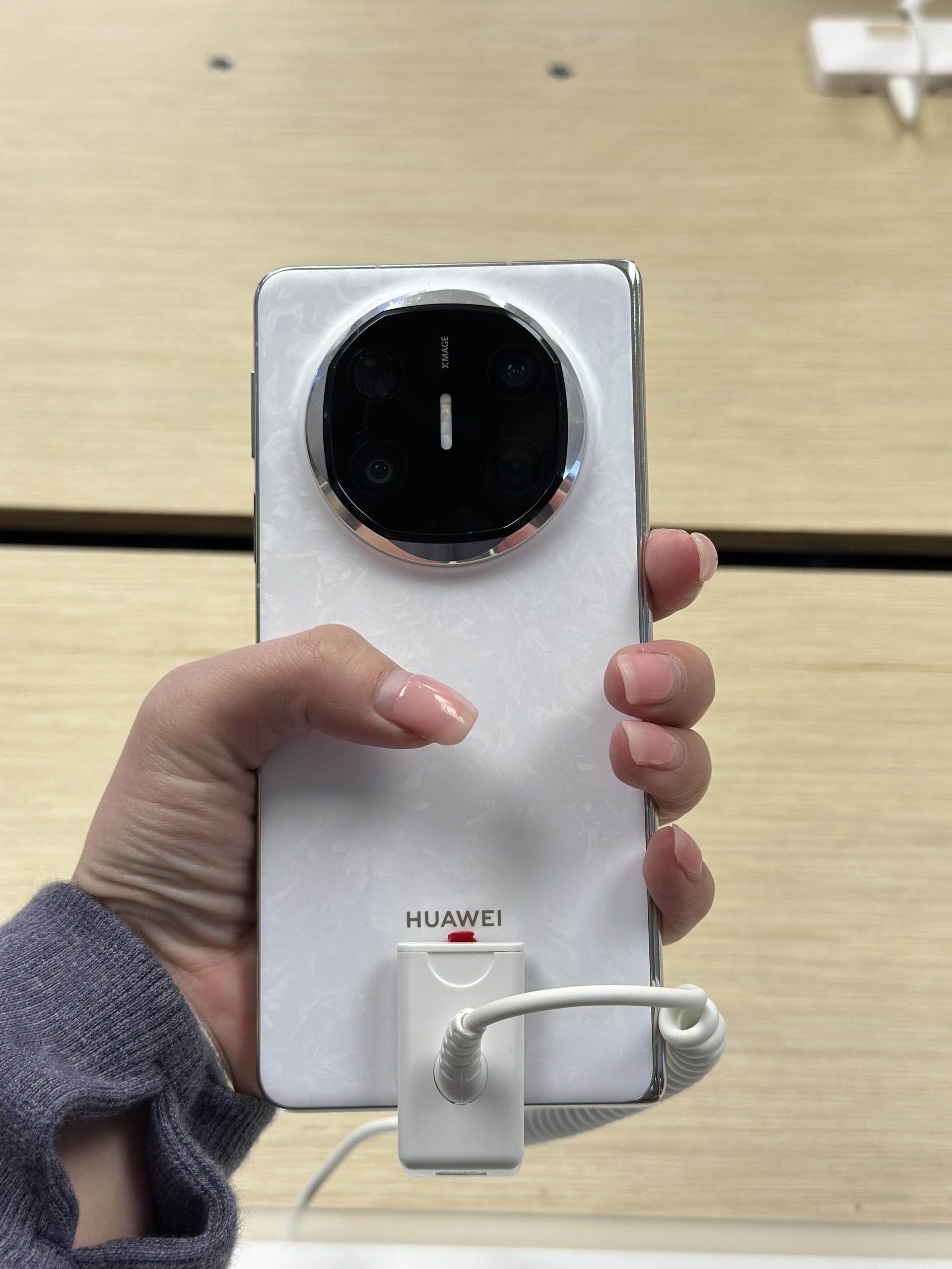 HUAWEI Mate X6电子茅台实至名归